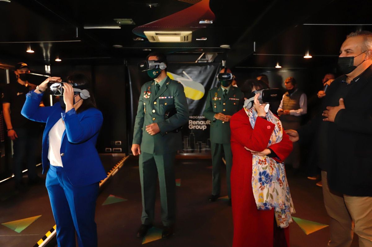 La subdelegada del Gobierno, Rafaela Valenzuela, la jefa Provincial de Tráfico, Piedad Sánchez y el director del programa Urban, Jesús Ramos, experimentan el programa de realidad virtual