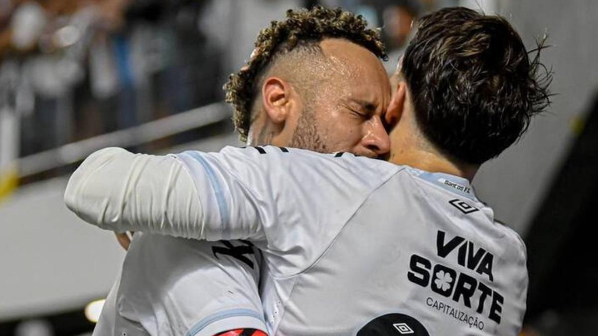 Neymar se abraza con Rollheiser, autor del gol del triunfo del Santos