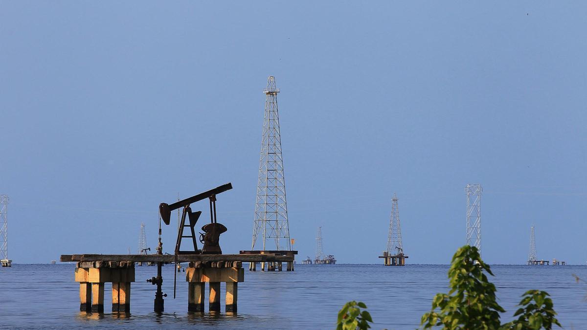 Torres y plataformas petrolíferas de la compañía Petróleos de Venezuela (PDVSA)