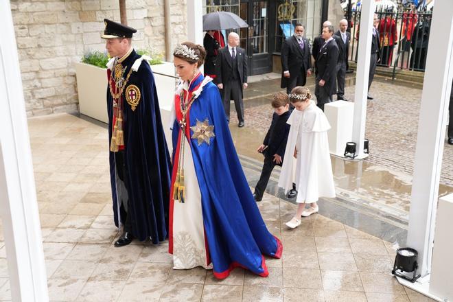 Kate Middleton a la entrada a la ceremonia con el príncipe Guillermo y sus hijos