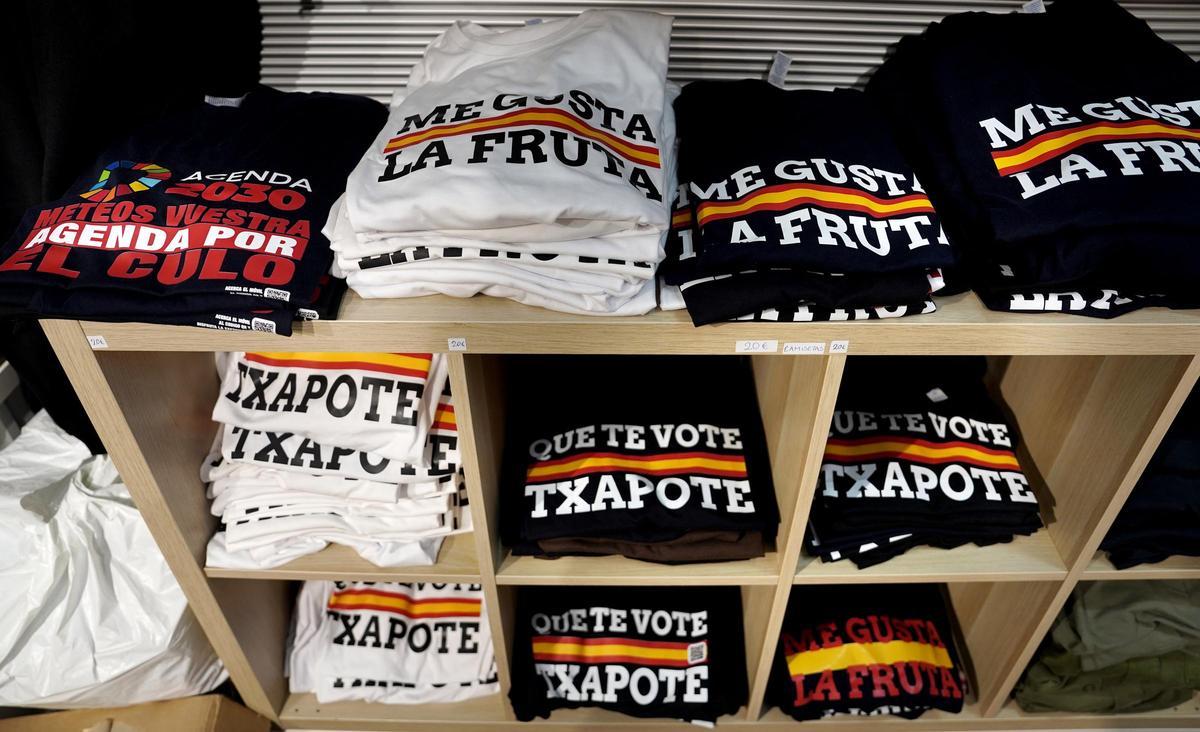 Camisetas con el lema 'Me gusta la fruta' o 'Que te vote Txapote'