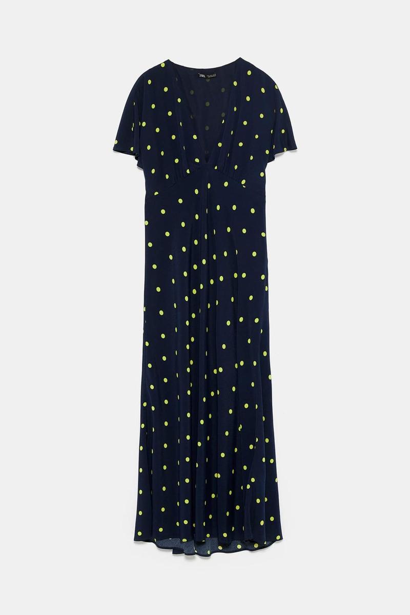 Vestido azul marino con lunares en verde neón de Zara. (Precio: 29, 95 euros)