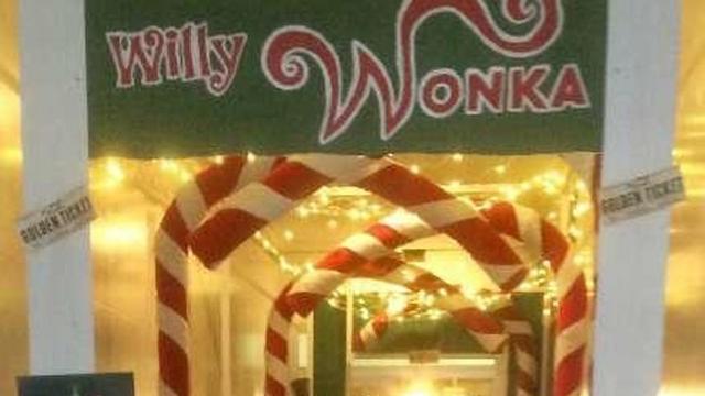 A la izquierda, la decoración navideña en el Stocolmo, y a la derecha la de la Panadería Lourido.  // Cedidas