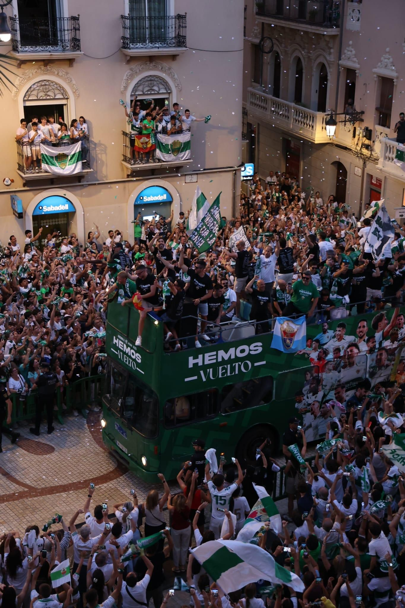 El Elche CF celebra el ascenso a Primera con una rúa en autobús hasta la Plaça de Baix