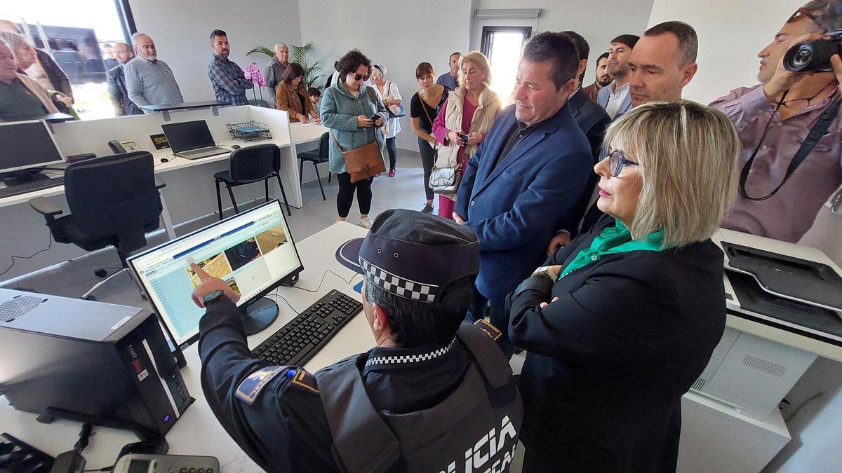 El comisario Jefe, José Miguel Zaragoza, le muestra al equipo de gobierno uno de los equipos en la inauguración del retén de la Policía Local en Gran Alacant