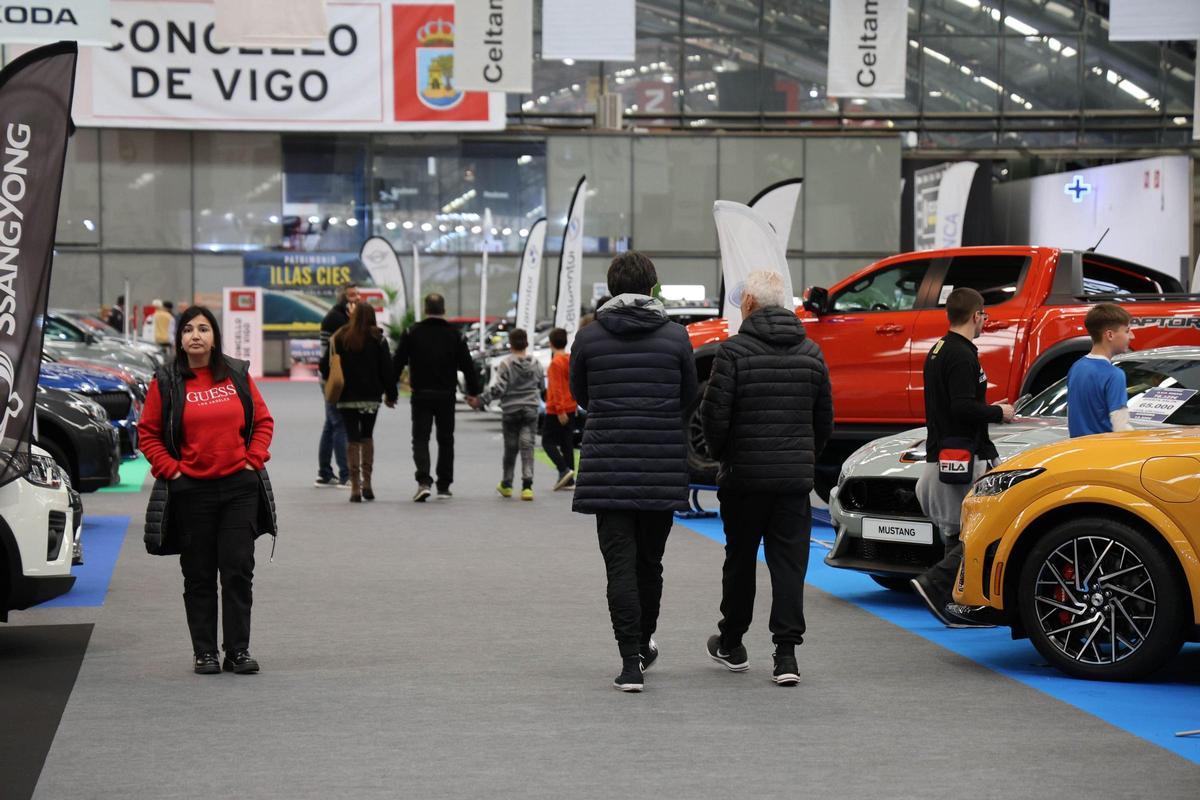Un paseo entre coches y motos en Vigo Un paseo entre coches y motos en Vigo