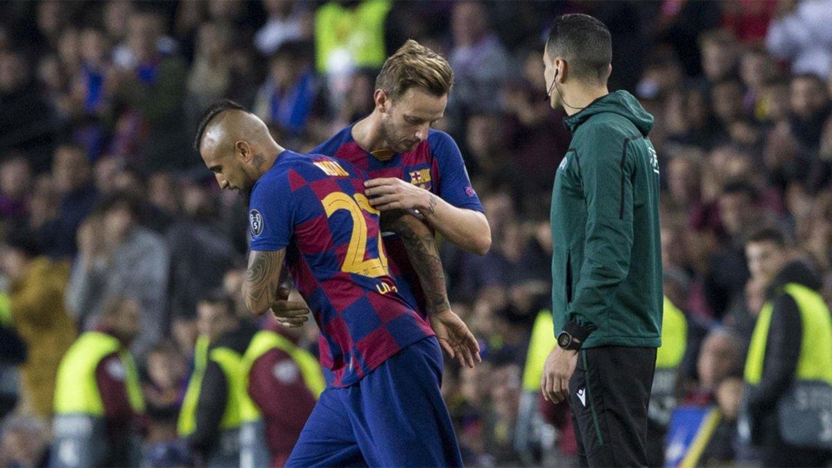 Arturo Vidal e Ivan Rakitic en un momento del Barça - Borussia Dortmund de la Champions 2019/20