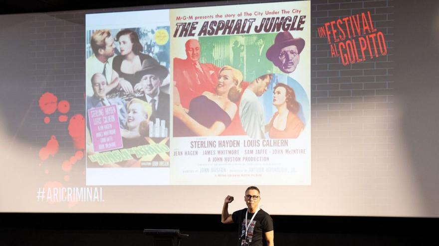 El cineasta Elio Quiroga durante la sesión inaugural con ‘La jungla de asfalto’, ayer, en el Festival Aridane Criminal. | | A. GALLEGO