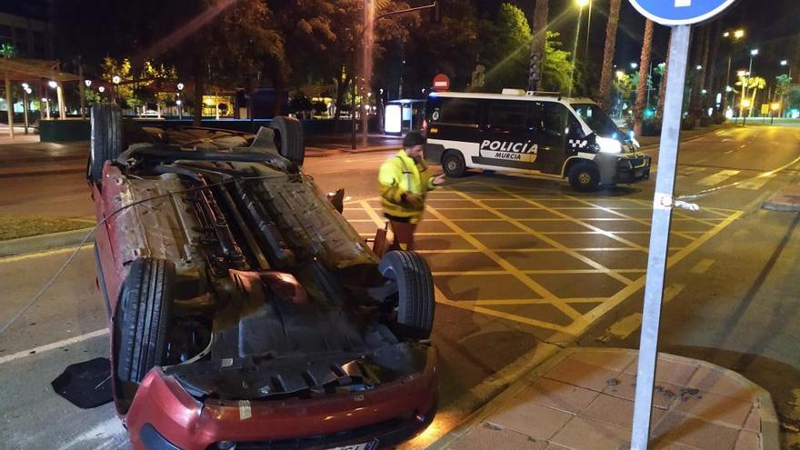 Dos heridos tras volcar su coche en la avenida de los Pinos de Murcia