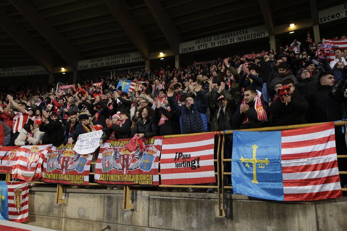 Aficionados del Sporting durante el partido entre la Cultural Leonesa y el equipo gijonés en el Reino de León.