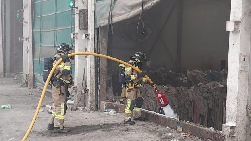 Los bomberos de Ibiza sofocan un nuevo incendio en el vertedero de ca na Putxa