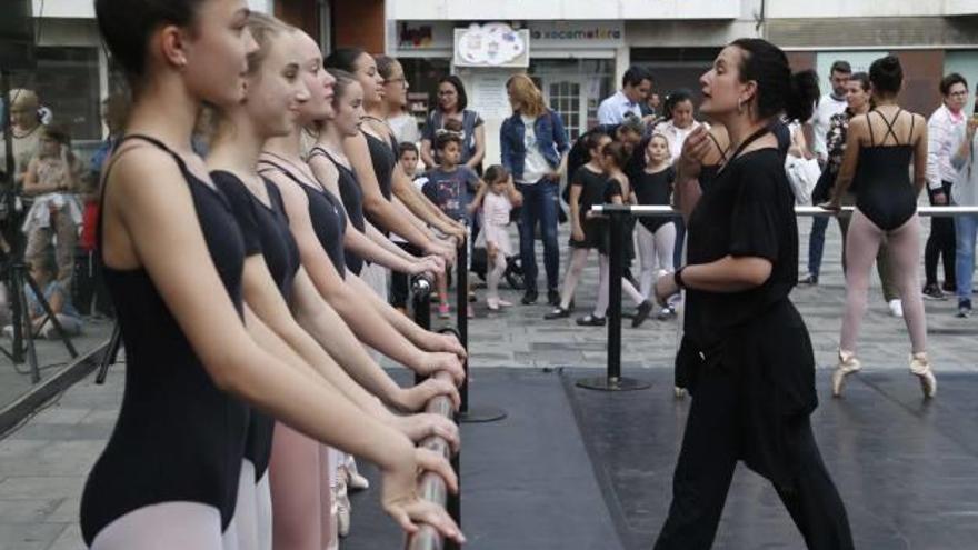 Actuaciones de danza, ayer en la Plaça del Mercat.