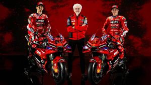 Pecco Bagnaia, Gigi DallIgna y Marc Márquez, en la presentación de Ducati, en Madonna di Campiglio.