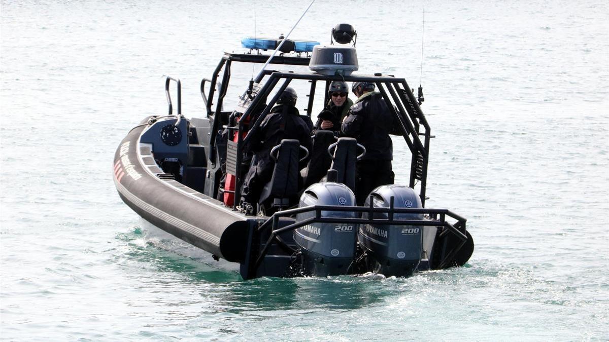 La unidad acuática de los Mossos, ayer en Blanes.