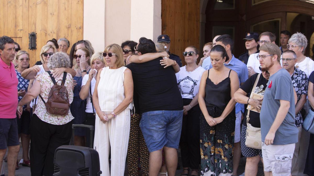 Minuto de silencio por la muerte de Raquel Lorente en Carcaixent