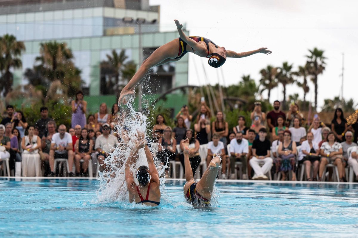 El equipo de natación artística presenta su rutina para el mundial de Singapur