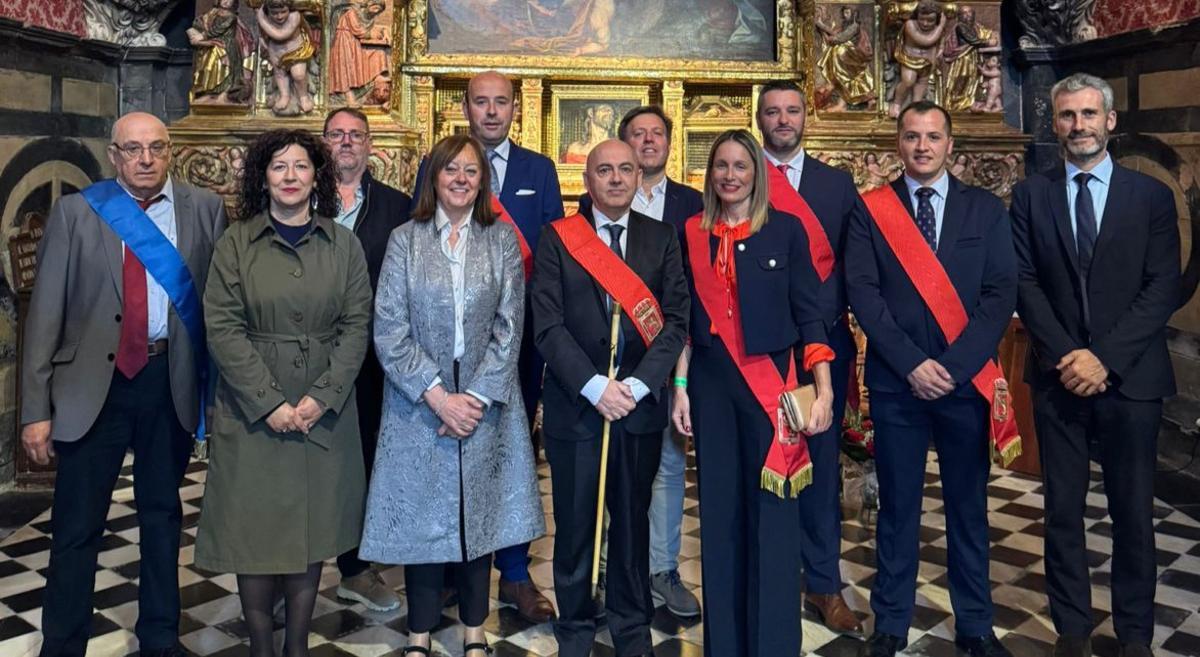 Autoridades locales en la capilla del Ecce-Homo. | SERVICIO ESPECIAL