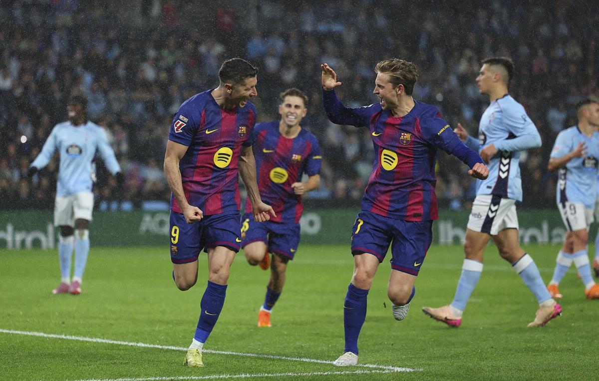 Lewandowski y De Jong celebran el 0-1, mientras Fermín se acerca.