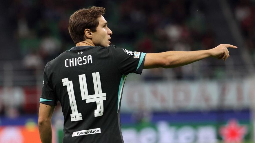 Federico Chiesa, del Liverpool, durante el partido de fútbol de la Liga de Campeones de la UEFA entre el AC Milan y el Liverpool FC en el estadio Giuseppe Meazza de Milán, el 17 de septiembre de 2024.