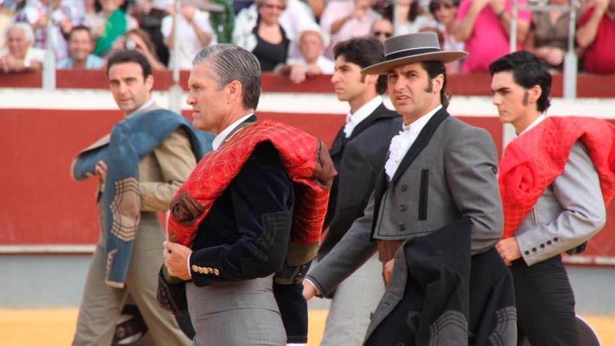 El maestro de Espartinas, de perfil, haciendo el paseíllo en La Puebla del Río.