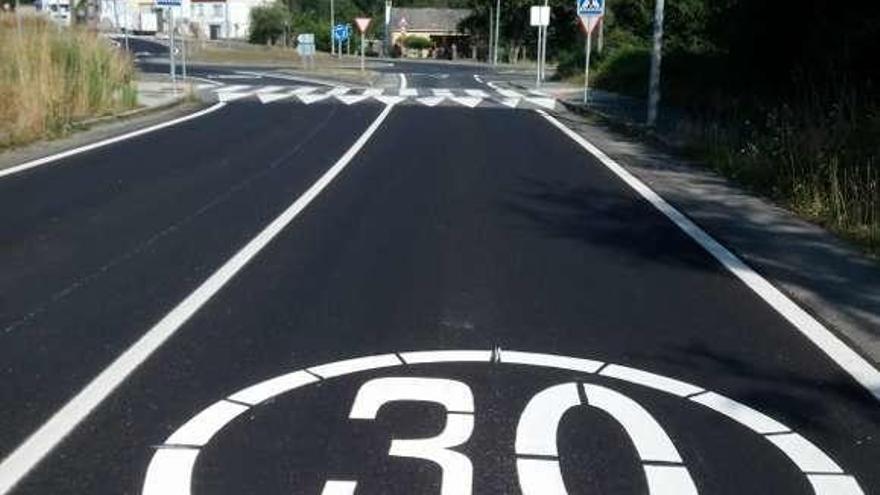 La obra en el vial de Silleda incluye señal de reducción de velocidad.