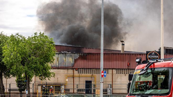 Incendio en la nave de la empresa cárnica Schara en Mercabarna.