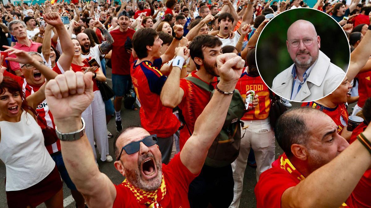 Cientos de personas cleebran un gol de Espña. En el círculo, Javier Fernández-Font.