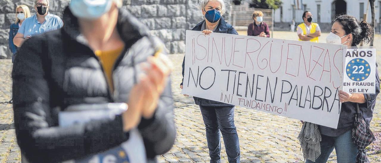 Concentración de protesta de empleados públicos interinos en la capital tinerfeña. | | A. GUTIÉRREZ