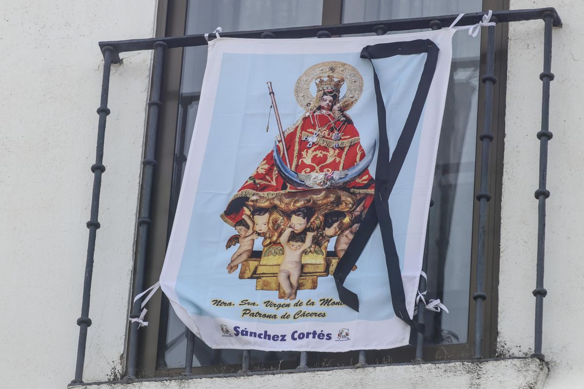 En el balcón del santuario hay un crespón negro.