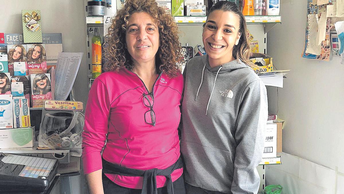 Madre e hija posan en el supermercado de Cilleros.