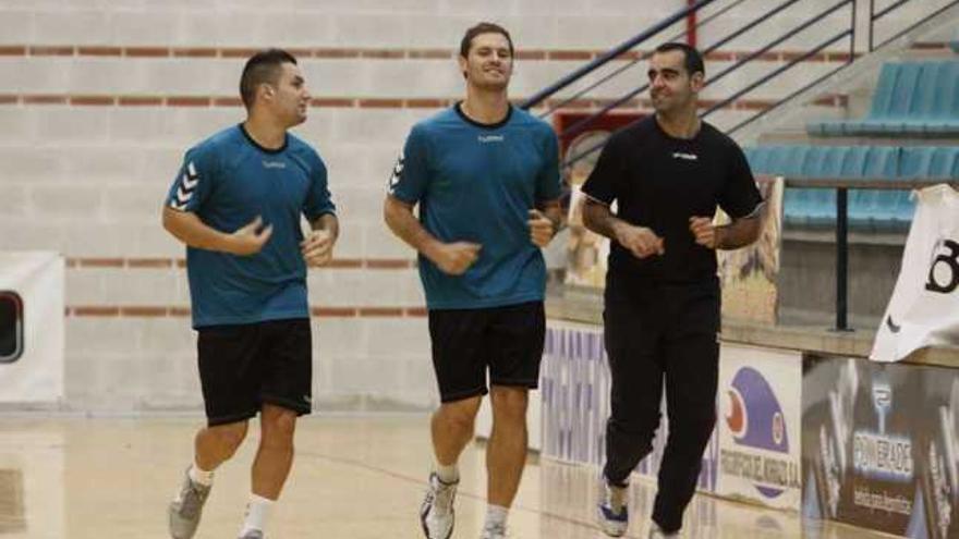 Kevin Garcia (derecha) en un entrenamiento junto a Adrián Rosales y Moisés Simes. // Carmen Giménez