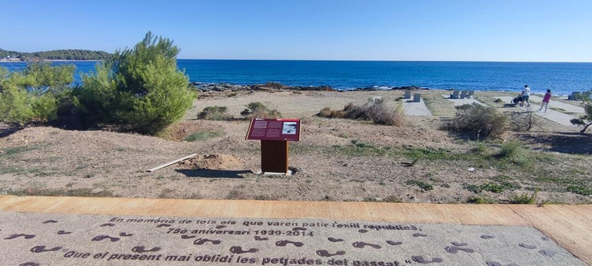 A la platja de Grifeu, de Llançà, es pot visitar el monument memorial al 75è aniversari de l’exili republicà.