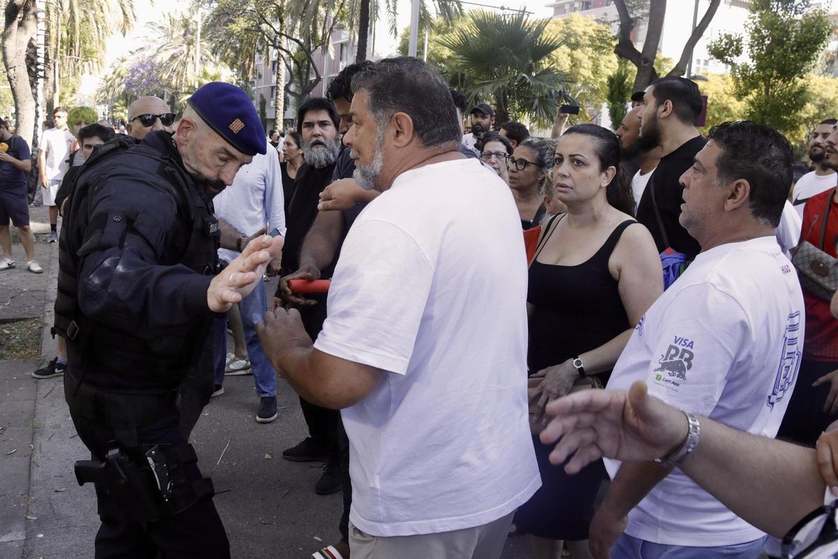 Protesta en La Mina contra el desahucio de tres familias