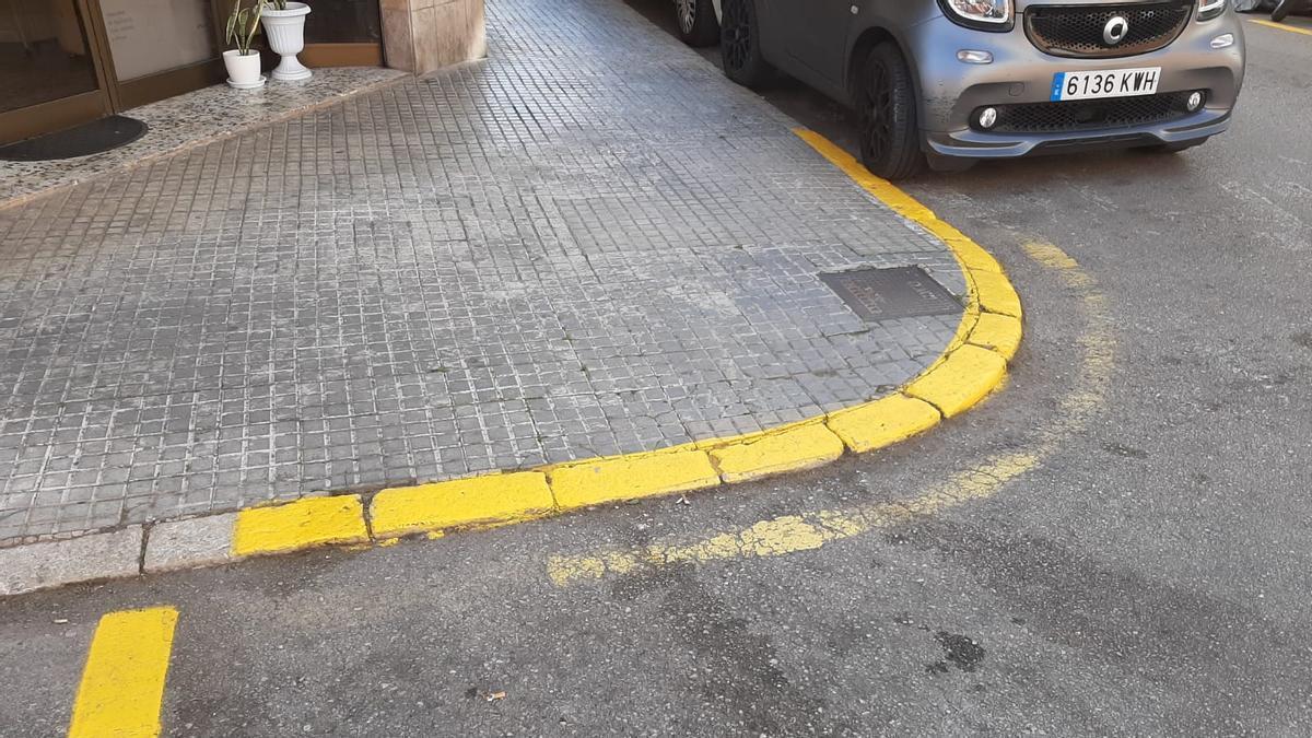 Los bordillos de piedra viva, embadurnados de pintura amarilla en la zona de la plaza de toros de Palma