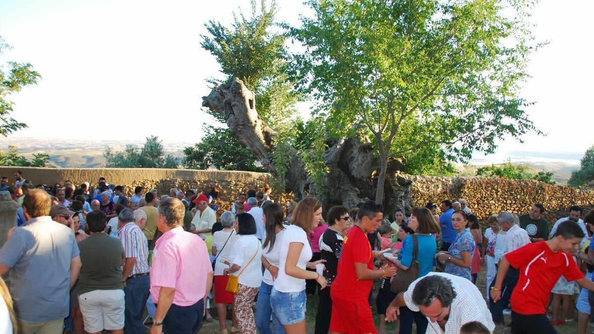 El olmo, rodeado de gente, en la &quot;fiesta de la sandía&quot; de 2019. / CEDIDA POR LA ASOCIACIÓN DE AMIGOS DE VILLA DEL ARCO