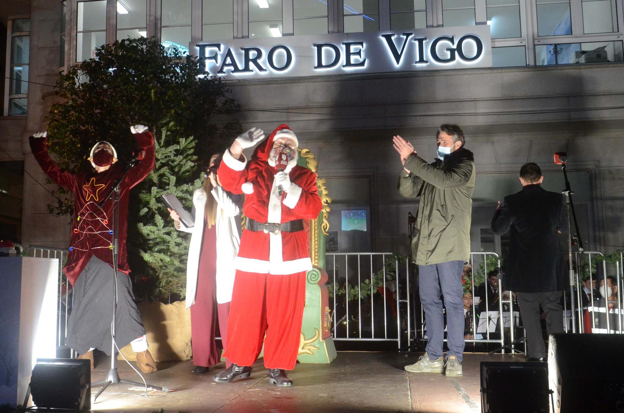 El alcalde aplaude a Papá Noel, justo antes del encendido de las luces navideñas de Vilagarcía.