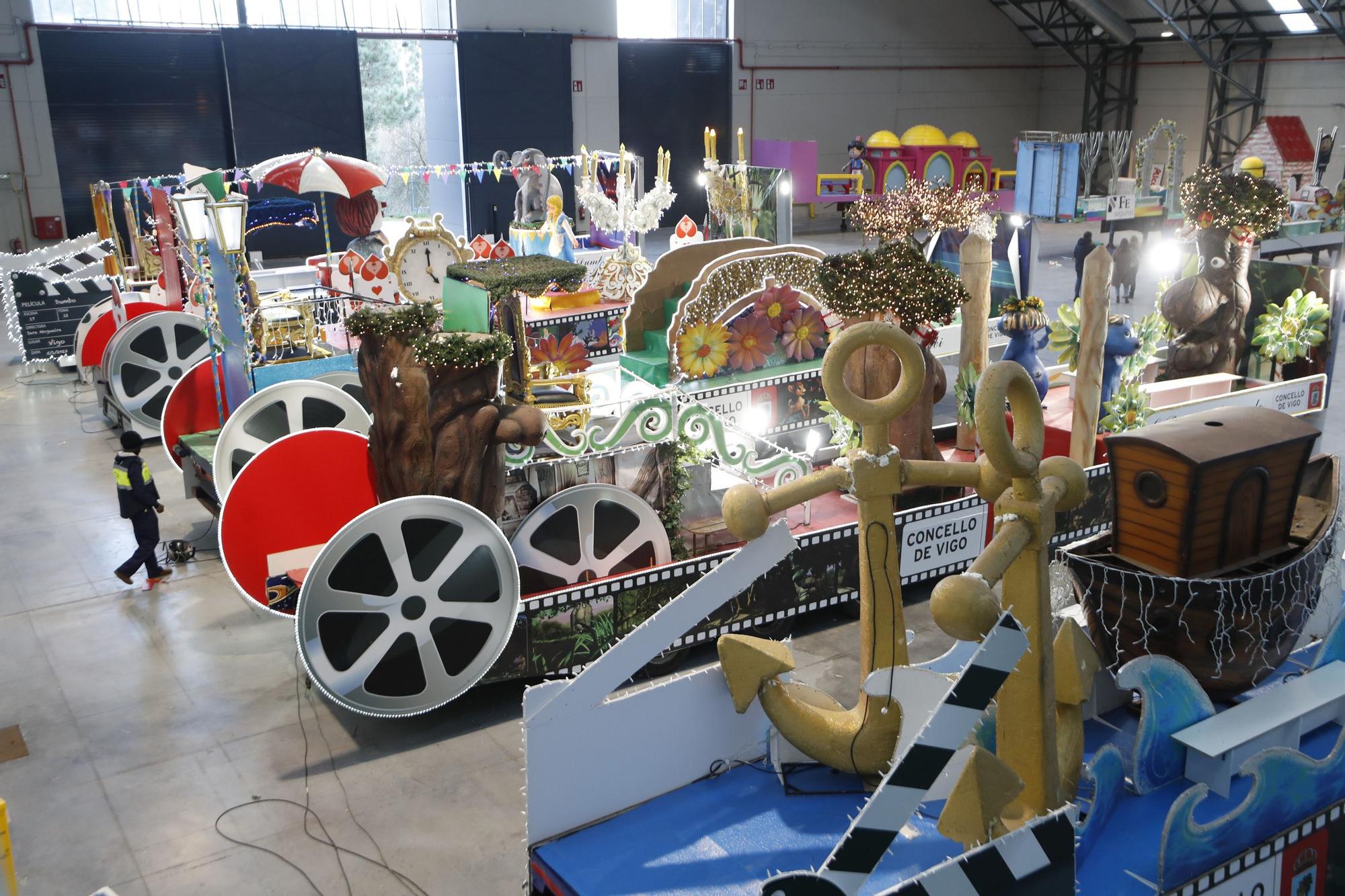 Los operarios trabajando en las carrozas, ambientadas en películas infantiles.