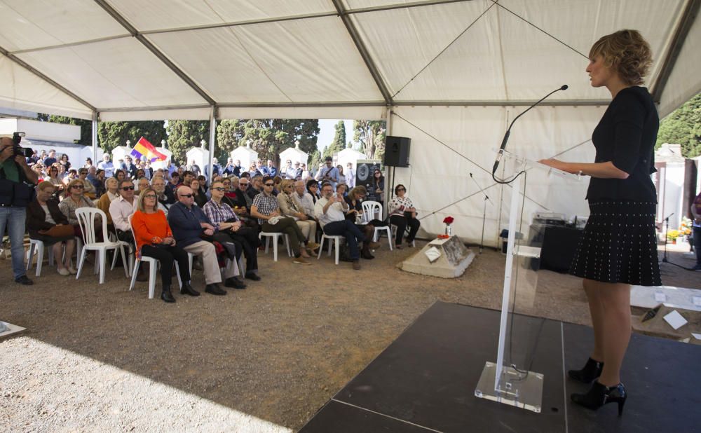 Homenaje a los difuntos en el cementerio de Castelló