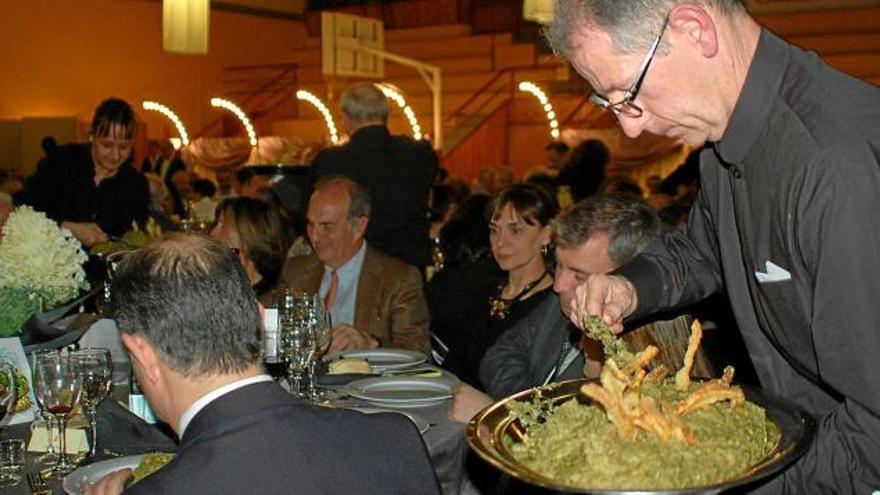 Un cambrer serveix el trinxat en la festa de l&#039;any passat celebrada al poliesportiu de Puigcerdà