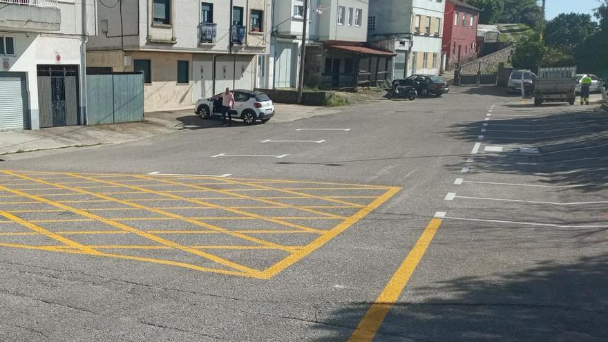 La plaza de la Estación de Chapela con la nueva señalización horizontal.