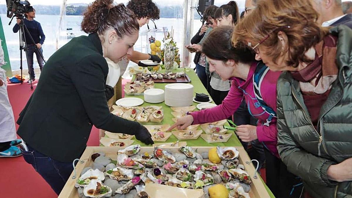 Público en la degustación de cocina con ostras de una edición anterior. |  Lne