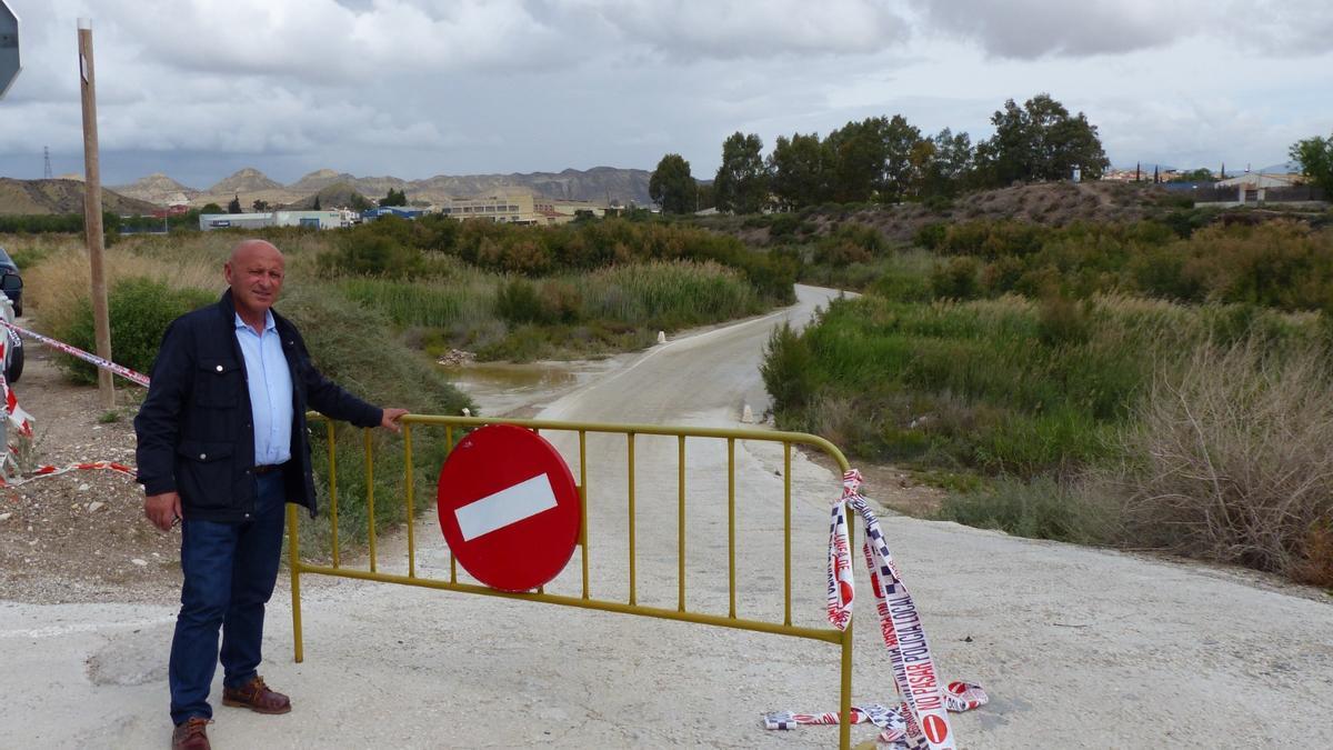 El candidato de la coalición Izquierda Unida, Podemos, Alianza Verde, a la Alcaldía, Pedro Sosa, en el badén del cauce del Guadalentín de La Velica, cerrado estos días por las fuertes precipitaciones.