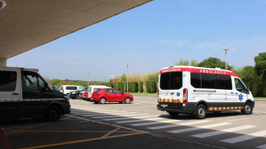 La ambulancia, con el preso a bordo, sale del recinto hospitalario.