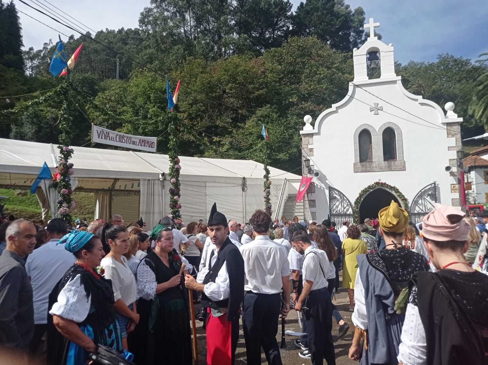 Nueva se entrega al Santo Cristo del Amparo: así fue la multitudinaria procesión de la localidad llanisca