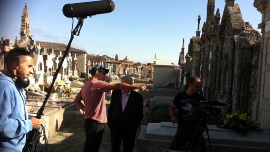 Un momento del rodaje en la tumba de Celso Emilio Ferreiro en Celanova, con el director Aser Álvarez (segundo izq.), junto al profesor Xesús Alonso Montero, uno de los entrevistados del documental.