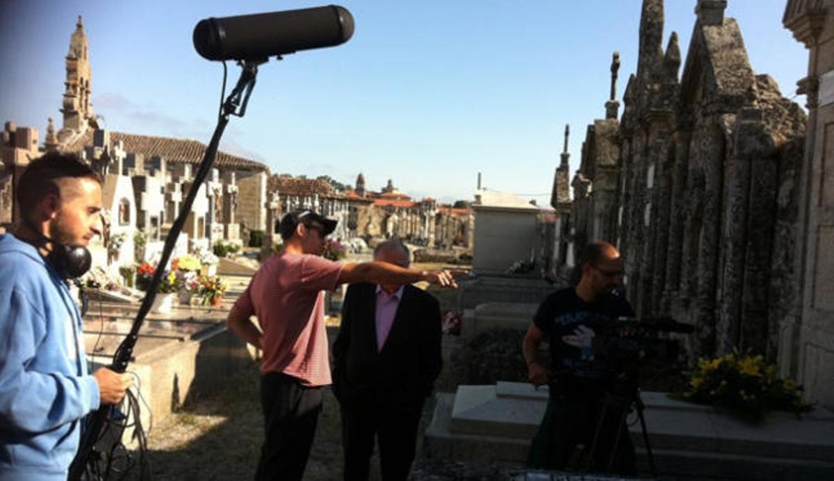 Un momento del rodaje en la tumba de Celso Emilio Ferreiro en Celanova, con el director Aser Álvarez (segundo izq.), junto al profesor Xesús Alonso Montero, uno de los entrevistados del documental.