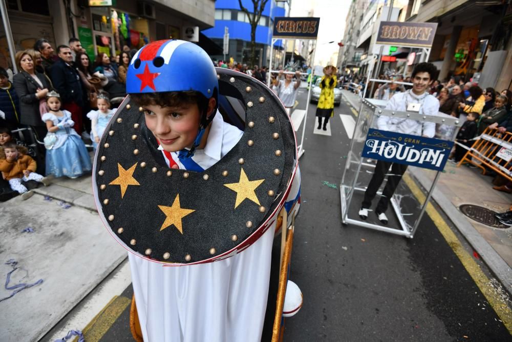 El desfile de Carnaval inunda de gente, color y humor el centro de Pontevedra