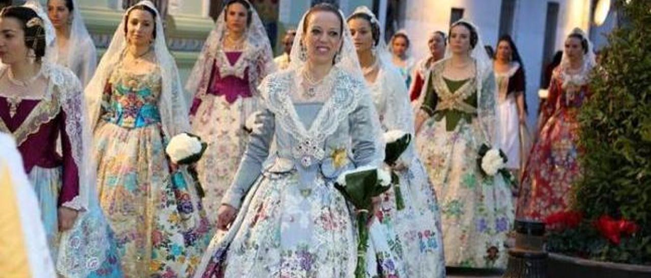 Falleras de Cronista Vicent Beguer Esteve de Torrent sin la banda, en la ofrenda de este año.