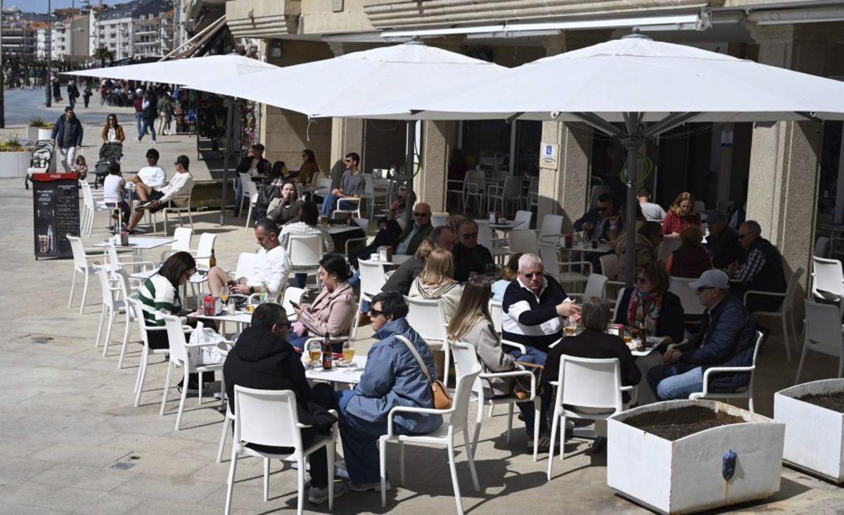 Una terraza de Sanxenxo en la pasada Semana Santa. | RAFA VÁZQUEZ