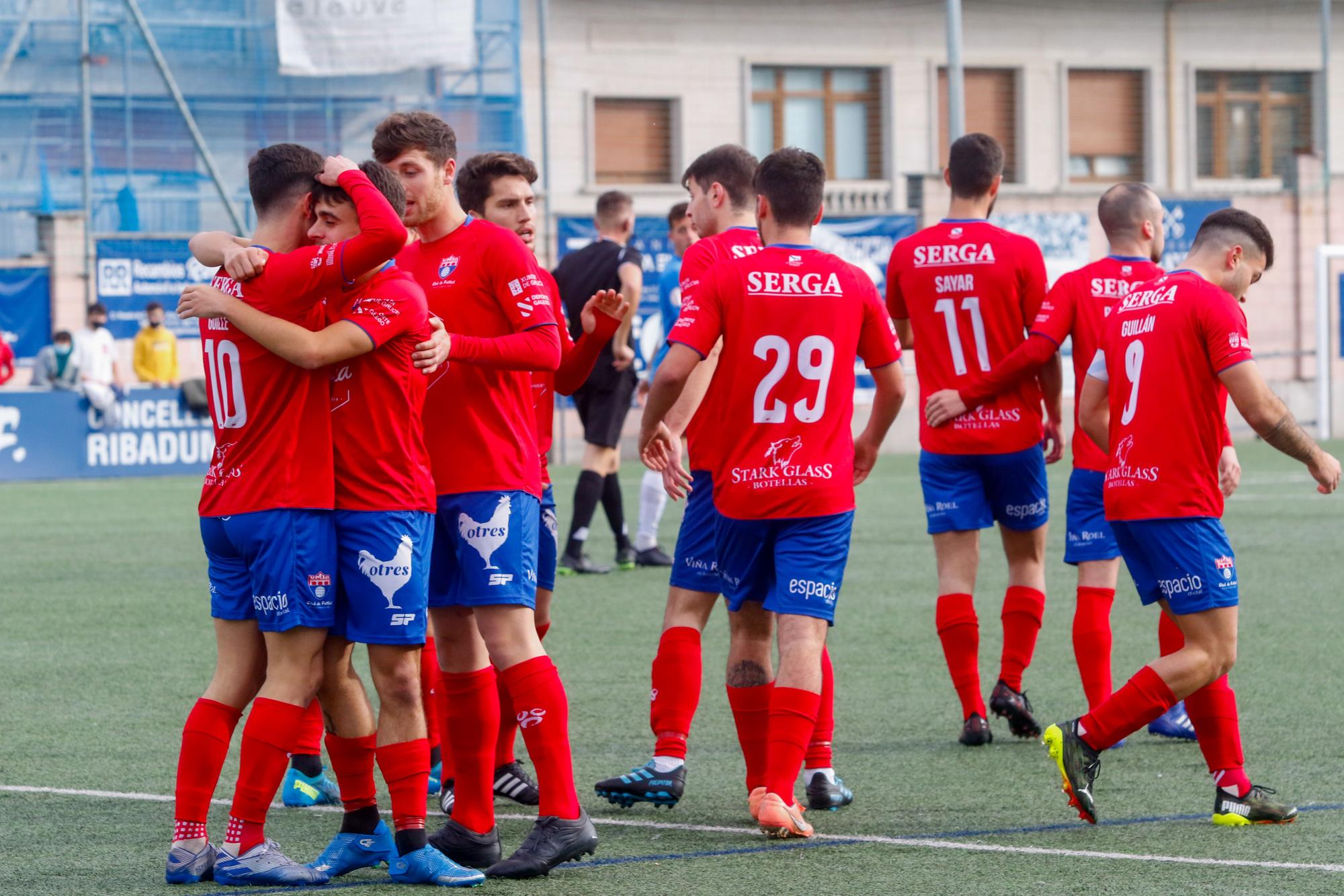 Las imágenes de la victoria del Umia sobre el Pontevedra B en A Bouza (3-0)